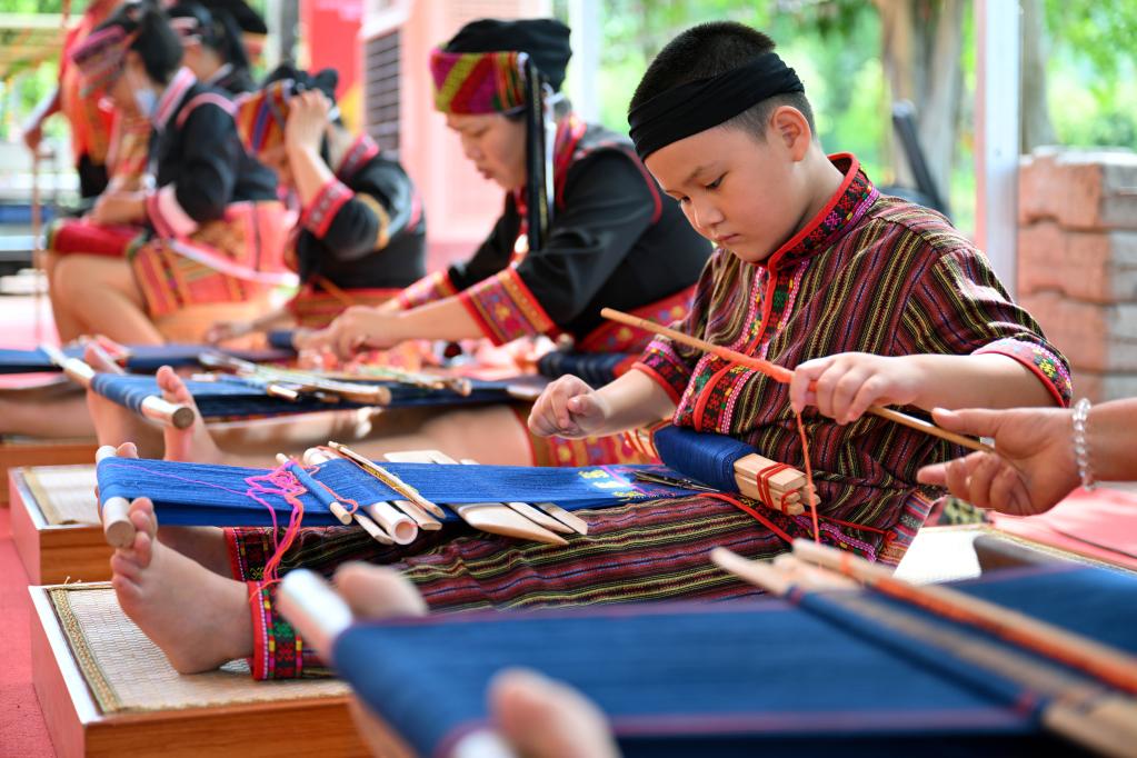 海南三亚：体验传统文化 感受非遗魅力